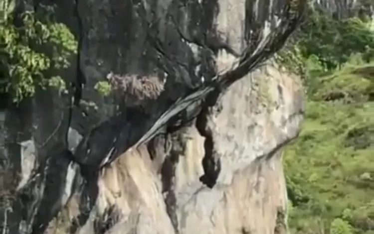 kisah dibalik batu gantung parapat danau toba