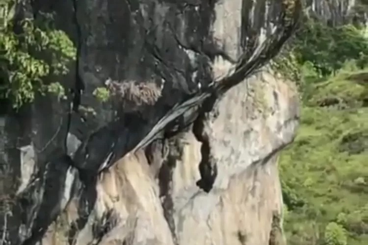 kisah dibalik batu gantung parapat danau toba