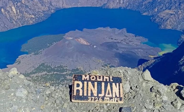 di balik kehindahan puncak gunung rinjani