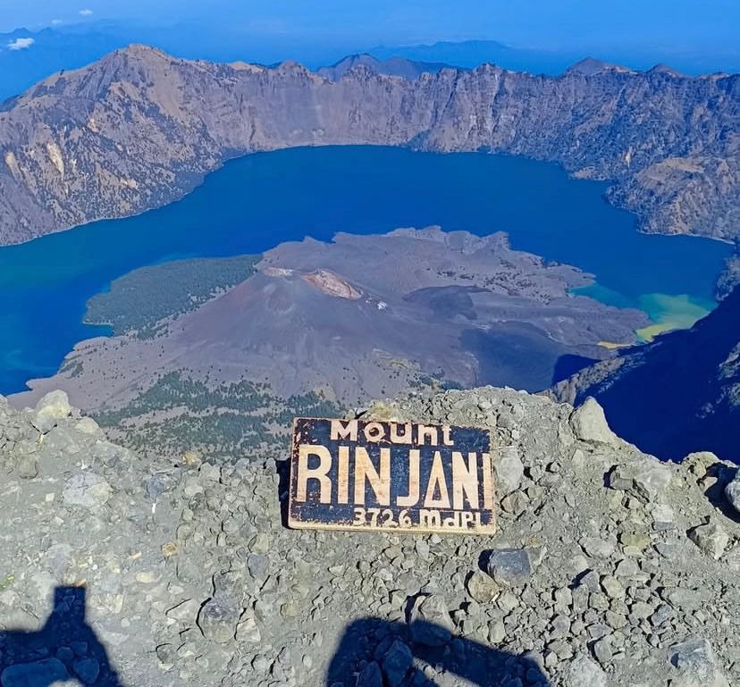 di balik kehindahan puncak gunung rinjani